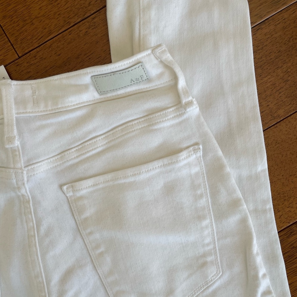 Abercrombie & Fitch Women's High Rise White Jeans - Picture 5 of 6